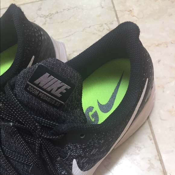 Men’s Nike Zoom Pegasus 35 Sneakers - Picture 3 of 4